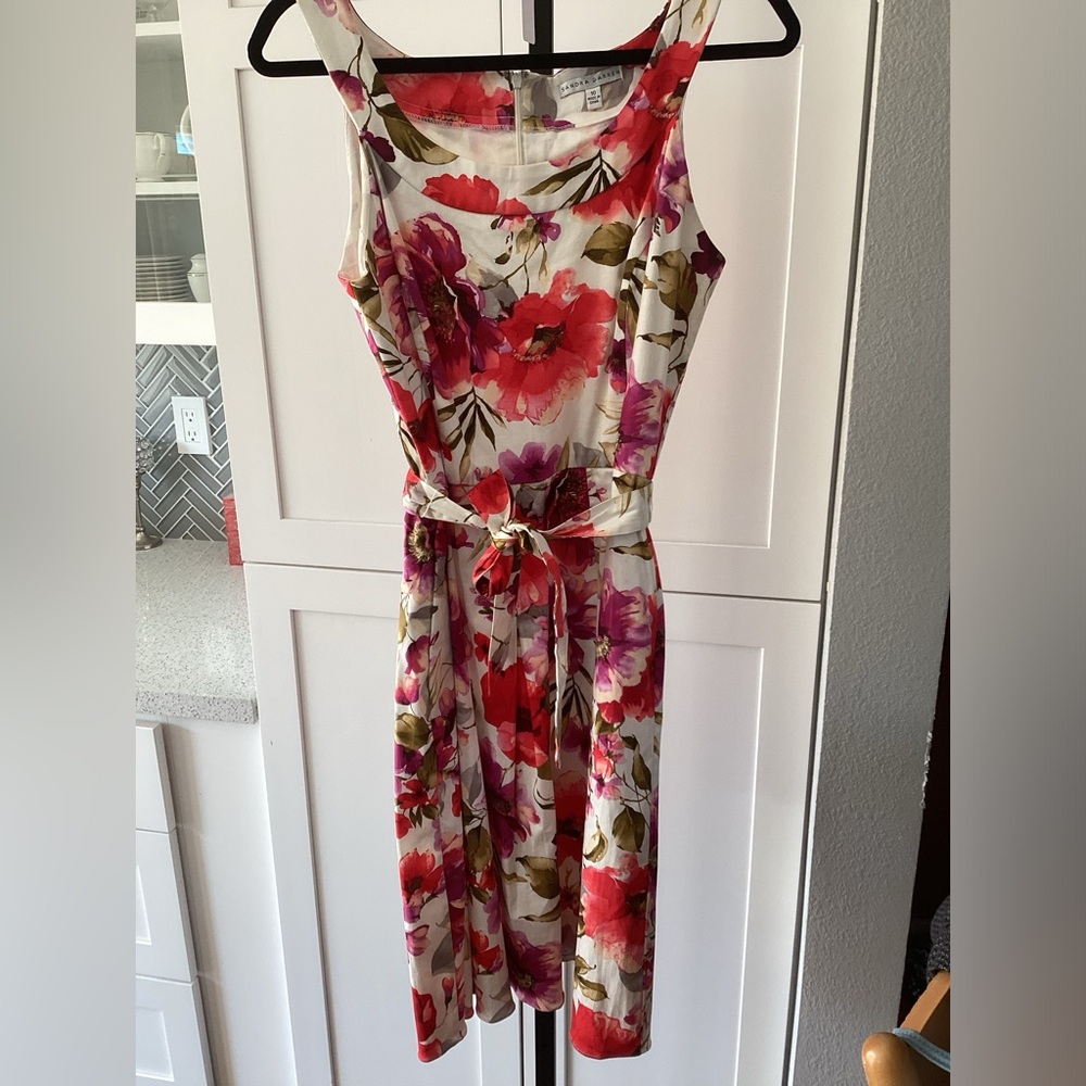 🎃🎃 Sandra Darren Red Floral Knee-Length Sleeveless Dress 🎃🎃